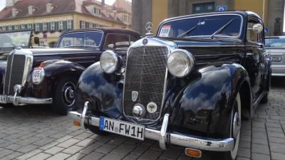 Viele Jahre auf dem Buckel, aber noch bestens in Schuss: Modelle wie dieser historische Mercedes – hier auf dem Karlsplatz – werden Ende April auf dem Martin-Luther-Platz von den Ansbacher Oldtimerfreunden präsentiert. (Archivfoto: Michael Kees)