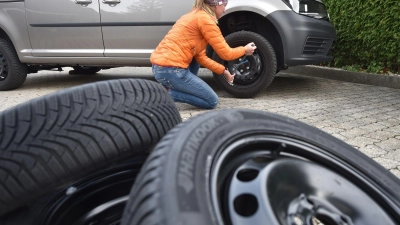 Räder selbst wechseln: Beim eigenständigen Tausch nicht die Sicherheit vergessen. (Foto: Angelika Warmuth/dpa/dpa-tmn)