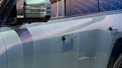 Versenkte Türgriffe können entweder durch Druck an verschiedenen Stellen ausgeklappt werden oder sie fahren sie automatisch aus. (Foto: Thomas Geiger/dpa-tmn)