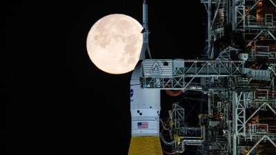 Der Vollmond scheint hinter dem Raktensystem „Artemis 2“ auf dem Weltraumbahnhof Cape Canaveral (Foto: Sam Lott/NASA via AP/dpa)