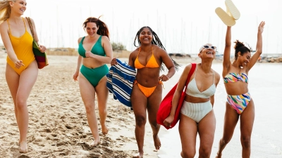 Schöne Zeit am Strand: Bademode soll für alle Größen passen und bequem sein.  (Foto: Bonninstudio/Westend61/dpa-tmn)