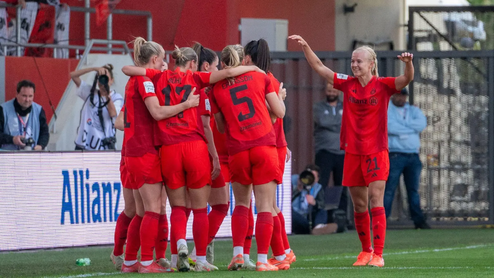Jede Menge Meisterfreude. (Foto: Leonie Asendorpf/dpa)