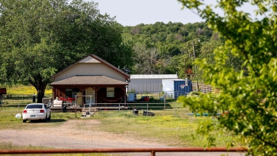 Auf diesem Grundstück im US-Bundesstaat Oklahoma wurden sieben Leichen gefunden. (Foto: NATHAN J. FISH/The Oklahoman/AP/dpa)