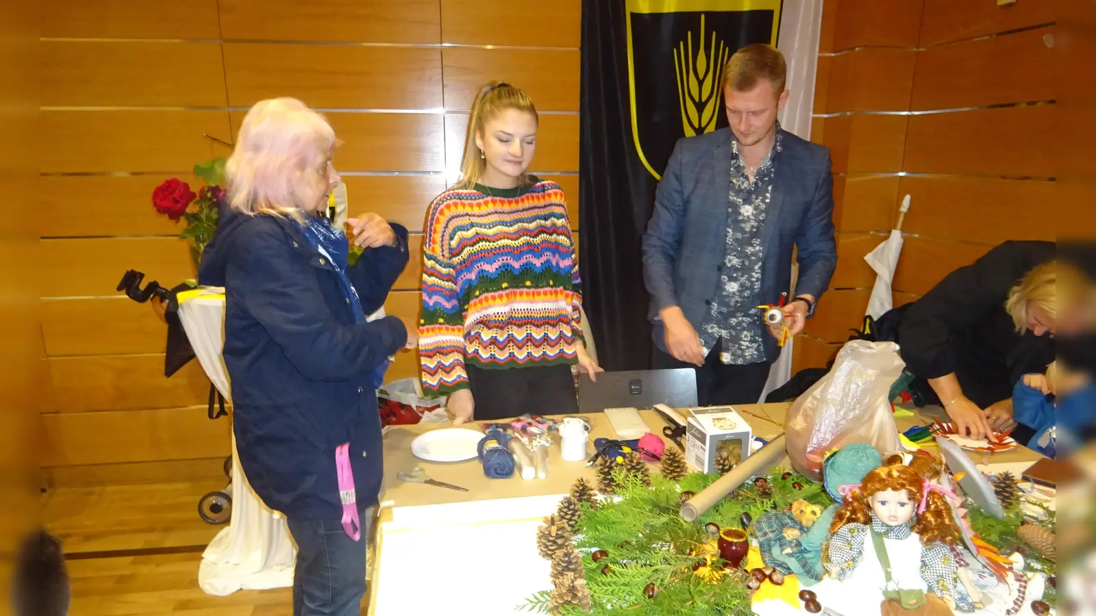 Mitmachaktionen für die Kinder, Tanzeinlagen, gutes Essen und viele Gespräche: Menschen aus 15 Nationen treffen sich im Onoldiasaal in Ansbach zum Festival der Kulturen. (Foto: Florian Pöhlmann)