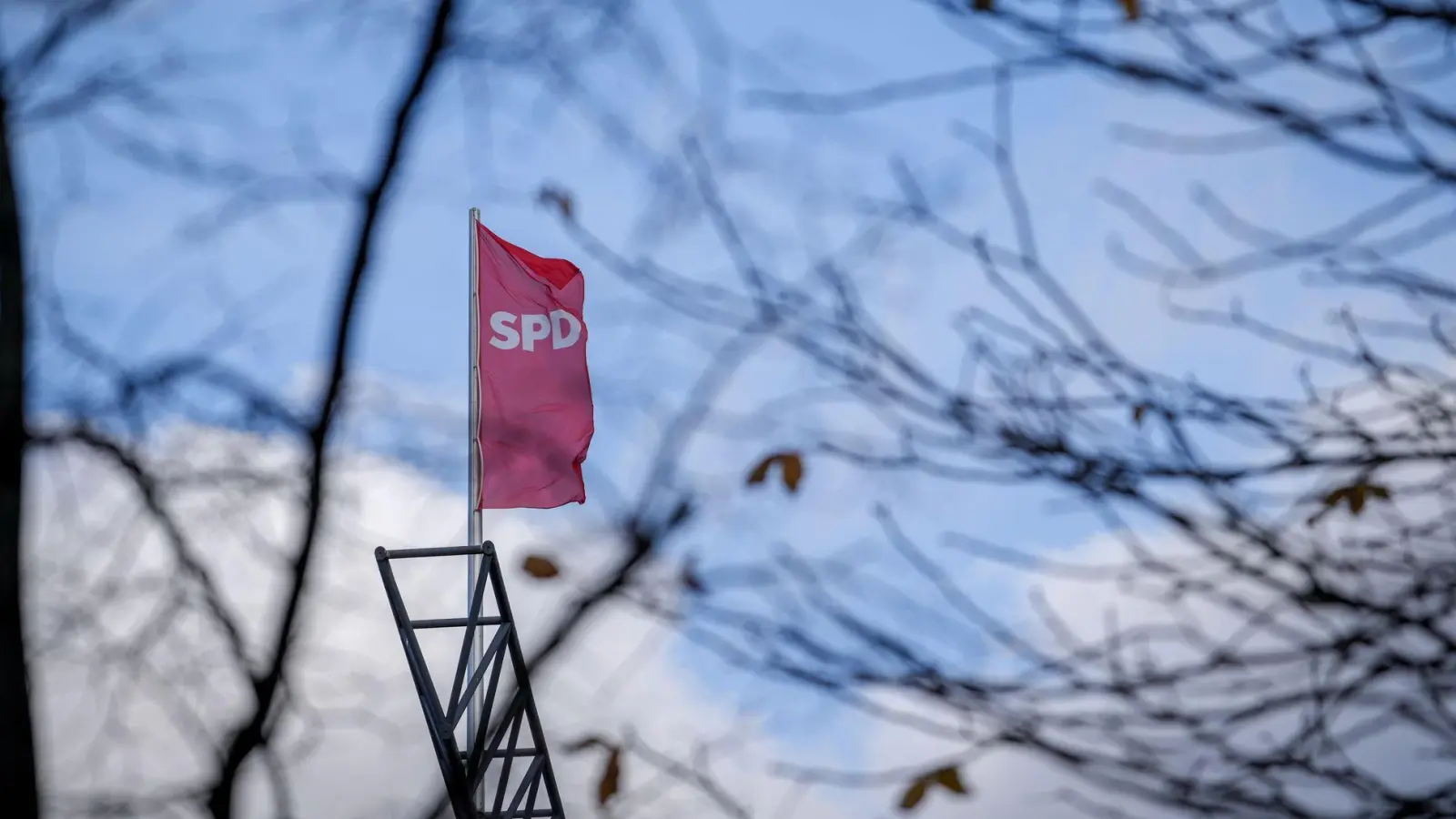 Stürmische Zeiten in der SPD: Die K-Frage ist immer noch nicht beantwortet. Die Parteiführung steht zunehmend unter Druck, einen Kanzlerkandidaten zu bestimmen. (Foto: Kay Nietfeld/dpa)