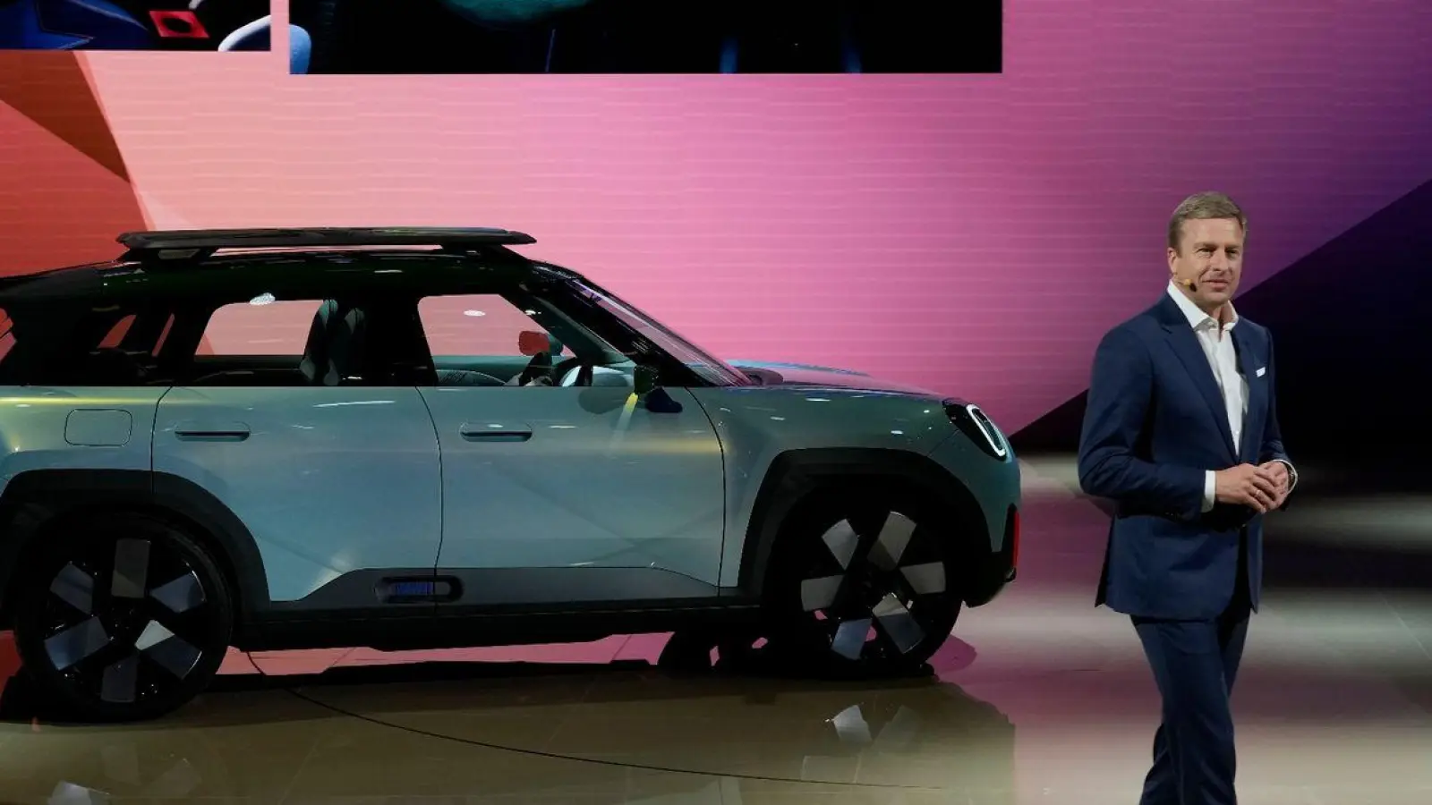 BMW-Vorstandschef Oliver Zipse 2023 bei der Vorstellung des elektrischen Mini Concept Aceman auf der Auto Shanghai. (Foto: Ng Han Guan/AP/dpa)