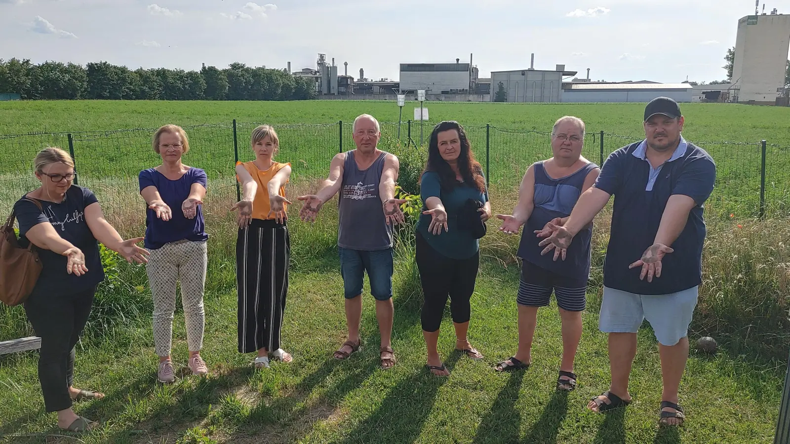 Emma Matos, Ute Volkamer, Maria Fitz, Klaus Albig, Simone Frank, Norbert Gundermann und Christian Schmitt (von links) haben genug von Gestank, Lärm und Staub. Sie fordern von der Gießerei Heunisch, sich an die Auflagen zu halten und erhoffen sich mehr Lebensqualität. (Foto: Katrin Merklein)