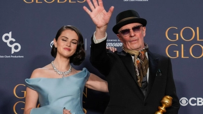 Jacques Audiard, hier neben Selena Gomez, hat nicht nur bei den Golden Globes gewonnen - sondern nun auch bei den Prix Lumières, dem Filmpreis der französischen Auslandspresse. (Archivbild) (Foto: Chris Pizzello/Invision/AP/dpa)