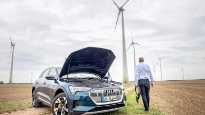 Auf der Suche nach neuem Strom: Direkt am Windrad gibt's sicher keinen - doch Ladesäulen sind mittlerweile ja keine Seltenheit mehr. (Foto: Zacharie Scheurer/dpa-tmn)