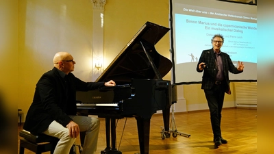 Brachten die „copernicanische Wende“ mit „koperneckischen Wendungen“ am Klavier zusammen: der Jazzpianist Dieter Köhnlein und Pierre Leich, der Präsident der Simon Marius Gesellschaft. (Foto: Elke Walter)