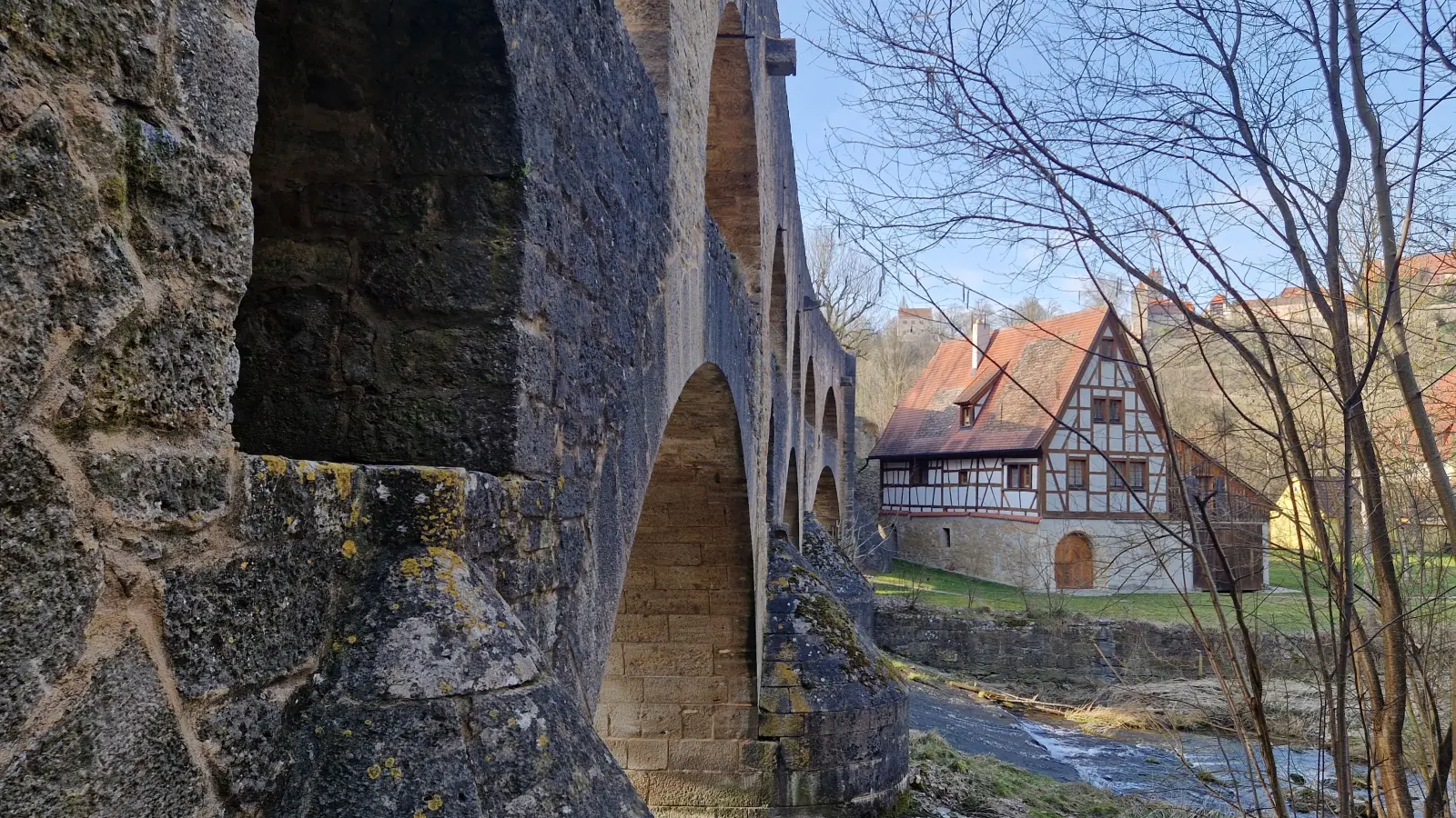 Frühling an der Doppelbrücke - gesehen im Taubertal bei Rothenburg (Foto: Leonie Lang)