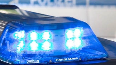 Das beschädigte Motorrad ließ der Fahrer liegen und trat die Flucht zu Fuß an. (Symbolbild) (Foto: Friso Gentsch/dpa)