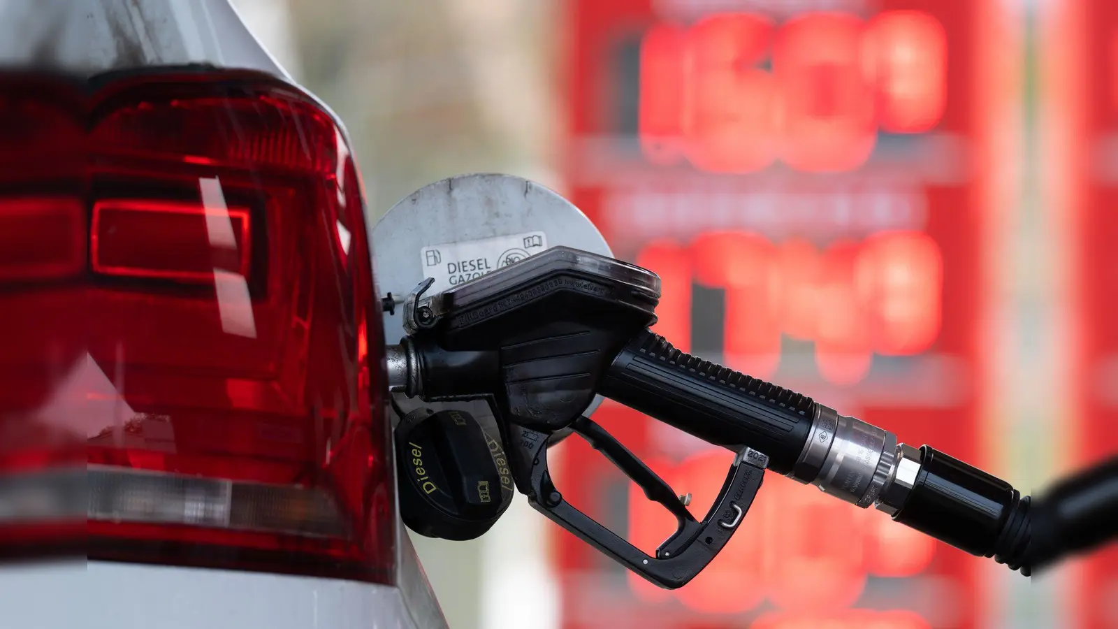 Die 63-Jährige bezahlte unbemerkt die Tankladung der Betrügerin. (Symbolbild) (Foto: Sebastian Kahnert/dpa)