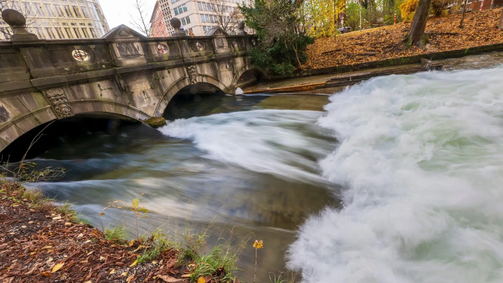 Die berühmte Eisbachwelle in München baut sich nicht mehr auf. Surfen ist dort zurzeit unmöglich. (Foto: Peter Kneffel/dpa)