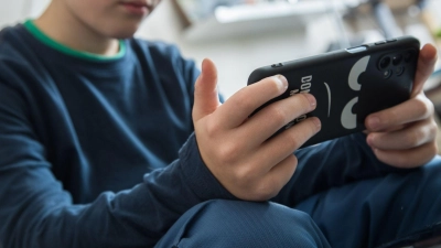 Kostenlose Handyspiele locken mit Zusatzinhalten, die durch In-App-Käufe schnell teuer werden können. (Foto: Christin Klose/dpa-tmn)