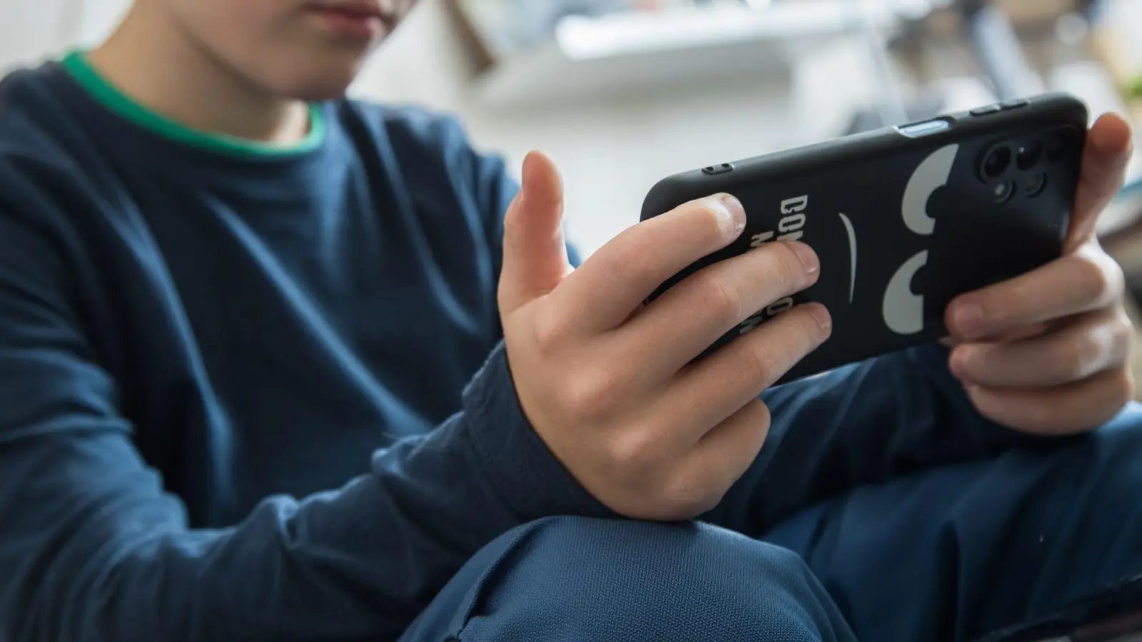 Kostenlose Handyspiele locken mit Zusatzinhalten, die durch In-App-Käufe schnell teuer werden können. (Foto: Christin Klose/dpa-tmn)