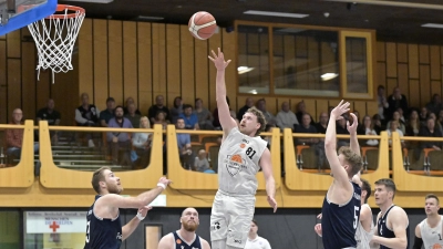 Kapitän Christian Bittel (in weiß) will seine Neustädter wie im Heimspiel gegen Augsburg (von links Marc Kaufeld, Janos Maximilian Uhlich und Marco Hack Vazquez) zum Sieg führen. (Foto: Martin Rügner)