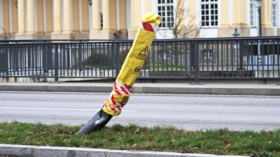 Glatt von einem Schwertransport abrasiert wurde dieser Lampenmast an der Residenzstraße auf Höhe der Orangerie. (Foto: Luca Paul)