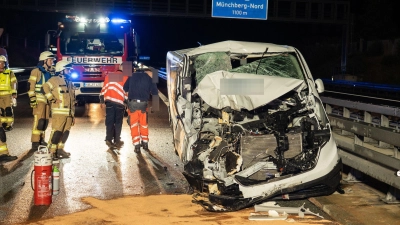 Zwei der acht Insassen in dem Kleinbus wurden schwer verletzt.  (Foto: Ferdinand Merzbach/NEWS5/dpa)