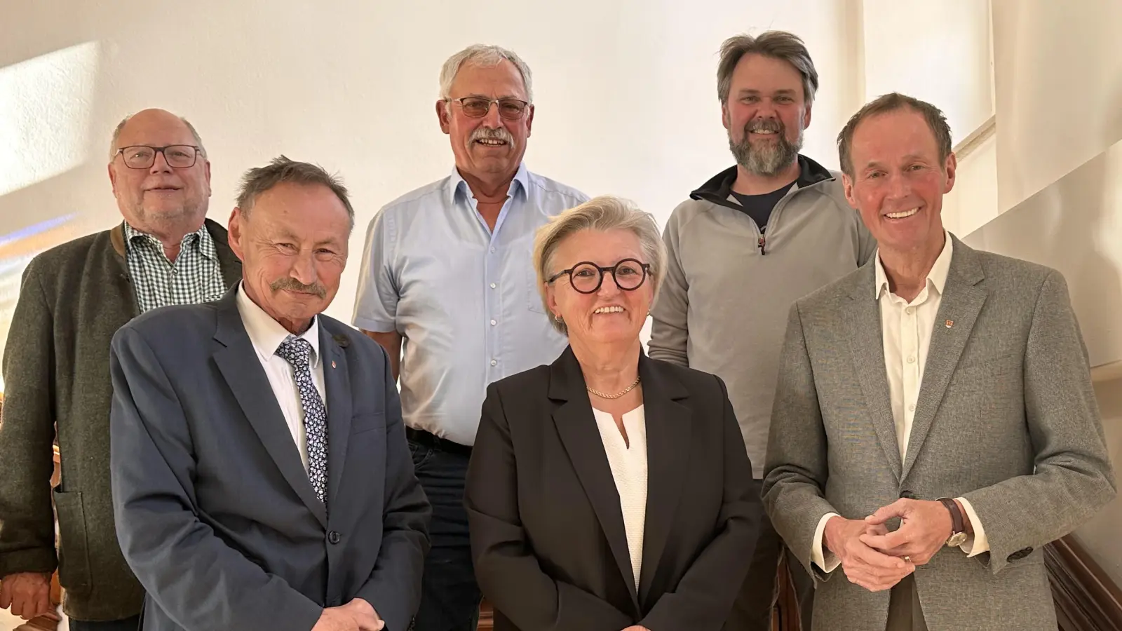 Dr. Matthias Lammel, Heinrich Schöllmann, Heinrich Piott, Ulrike Fees und Stefan Klein (von links) wurden von Dinkelsbühls OB Dr. Christoph Hammer (rechts) aus dem Stadtrat verabschiedet. (Foto: Martina Haas)