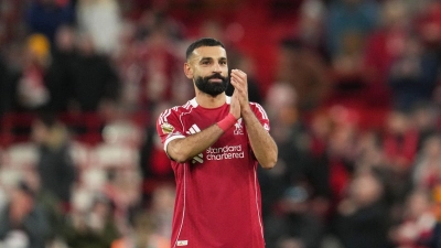 Nur ein Dankeschön - oder schon ein Abschied? Mo Salah nach dem Liverpooler Sieg (Foto: Jon Super/AP/dpa)