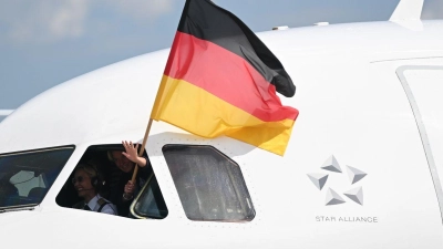 Mit einer Deutschlandflagge im Cockpitfenster rollt auf dem Flughafen das Flugzeug mit der Mannschaft aus. Bei der Heim-EM der Männer fliegt das deutsche Team zum Achtelfinale von Nürnberg nach Dortmund. (Foto: Arne Dedert/dpa)
