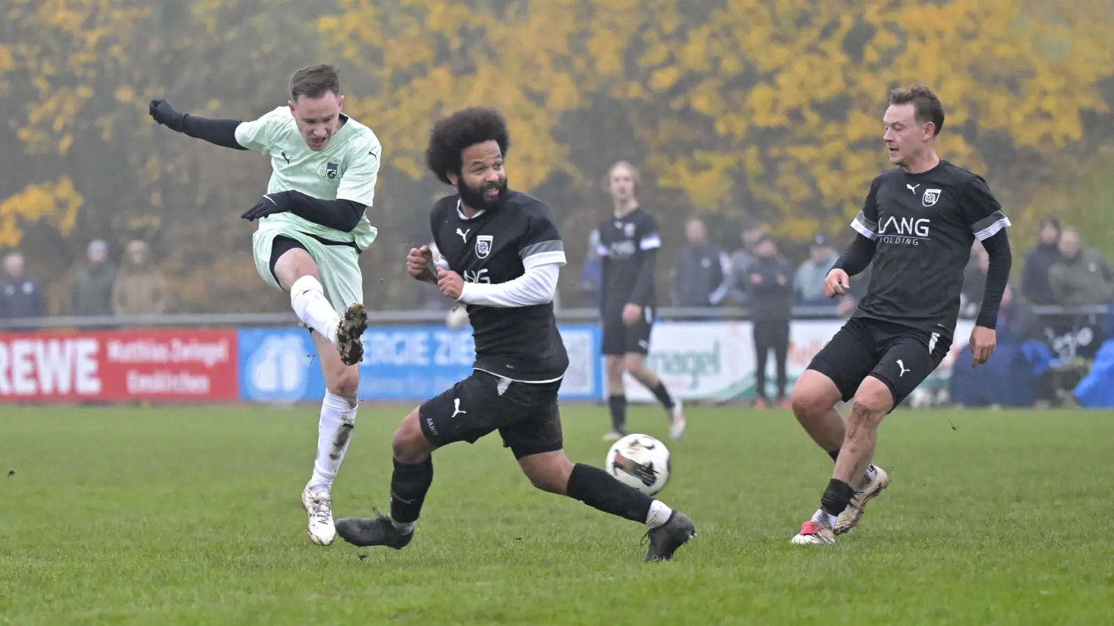 Es war nicht so, dass die SG Neuhof/Trautskirchen (in Grün Tobias Zeller) nicht auf des Gegners Tor schoss. Der FSV Stadeln II (Mitte Thilo Abudo) siegte dennoch mit 4:1. (Foto: Martin Rügner)