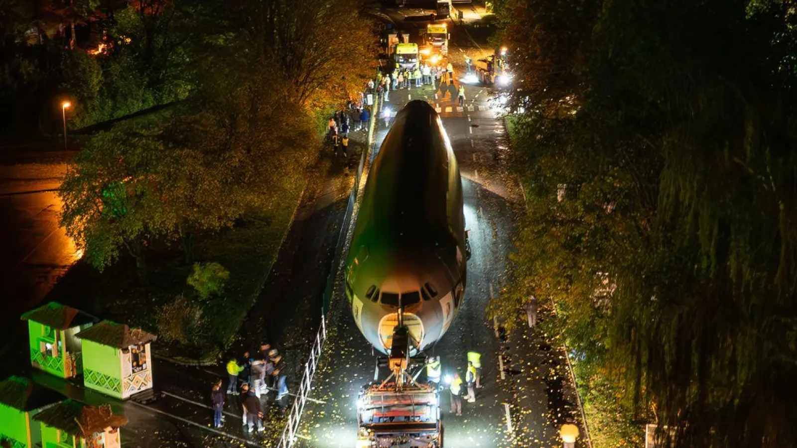 Ausrangierter Bundeswehr-Airbus kommt am Serengeti-Park an. (Foto: Philipp Schulze/dpa)