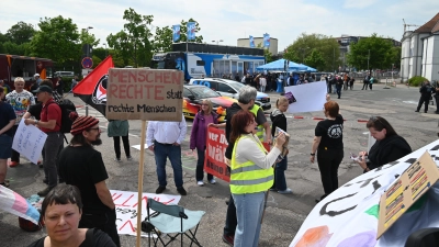 Auf der Hofwiese konnten sich die Kontrahenten in die Augen schauen. Im Hintergrund die Besucherinnen und Besucher des AfD-Trucks, vorne die Gegen-Demonstrierenden.  (Foto: Wolfgang Grebenhof)