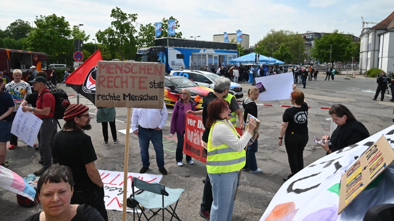 Auf der Hofwiese konnten sich die Kontrahenten in die Augen schauen. Im Hintergrund die Besucherinnen und Besucher des AfD-Trucks, vorne die Gegen-Demonstrierenden.  (Foto: Wolfgang Grebenhof)