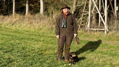 Martina Engelke-Bauer steht der Jägervereinigung Ansbach und Umgebung vor. Hier ist sie mit Jagdhund Rosi, einem Rauhaardackel, in ihrem Jagdrevier bei Betzendorf unterwegs. (Foto: Oliver Herbst)