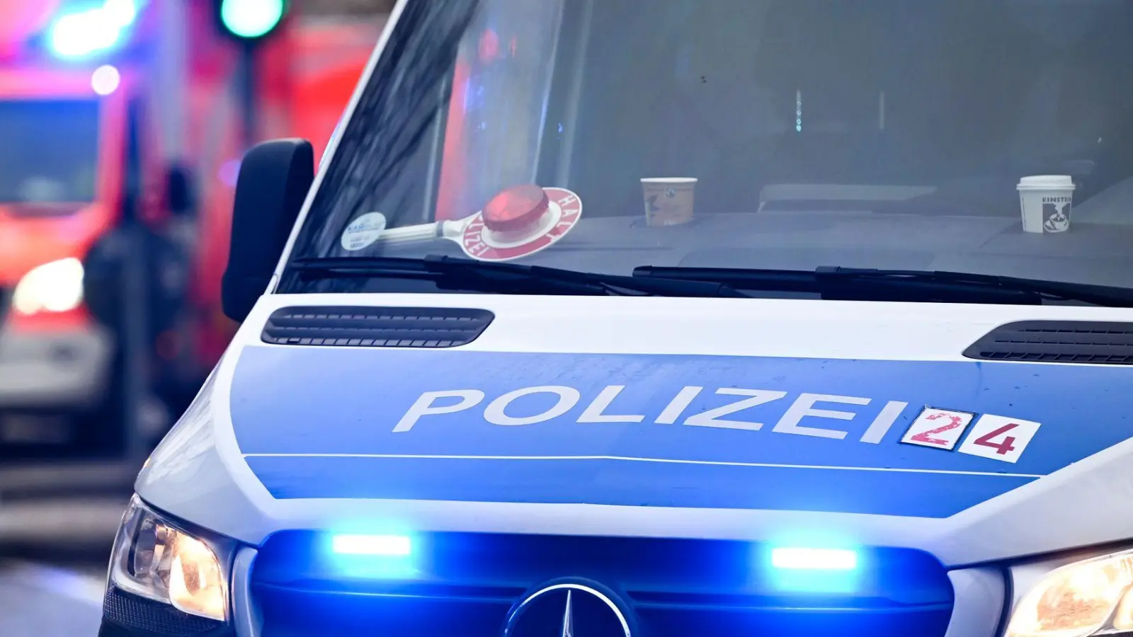 Die Feuerwehr musste den 35-Jährigen aus seinem Auto befreien. (Symbolbild) (Foto: Jens Kalaene/dpa)