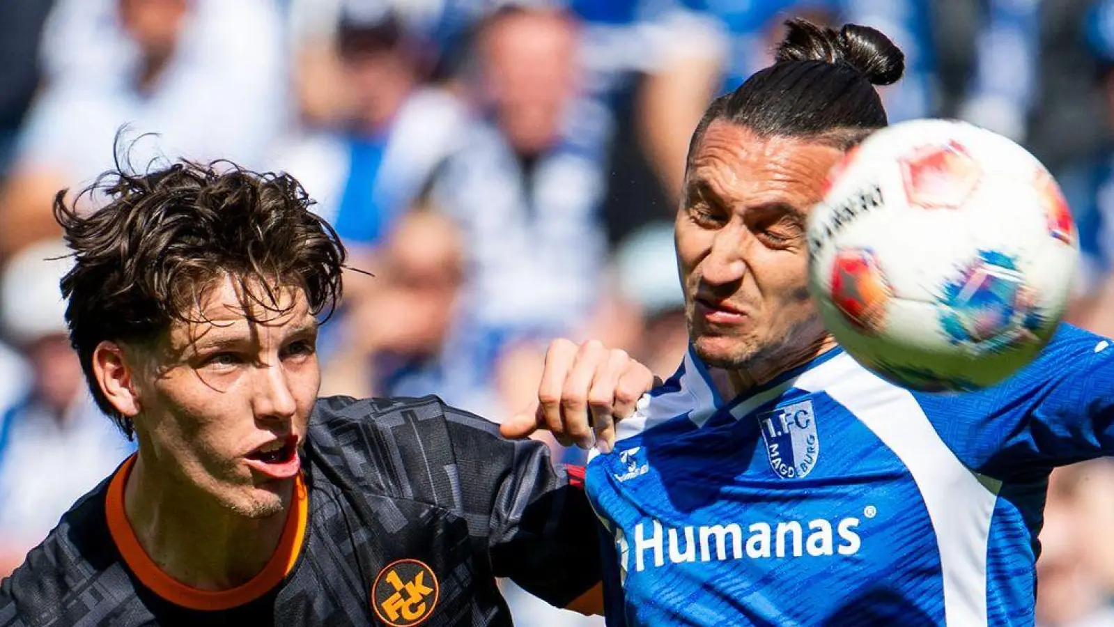 FCM-Dribbler Baris Atik (r) im Zweikampf mit Leon Robinson. (Foto: Julius Frick/dpa)