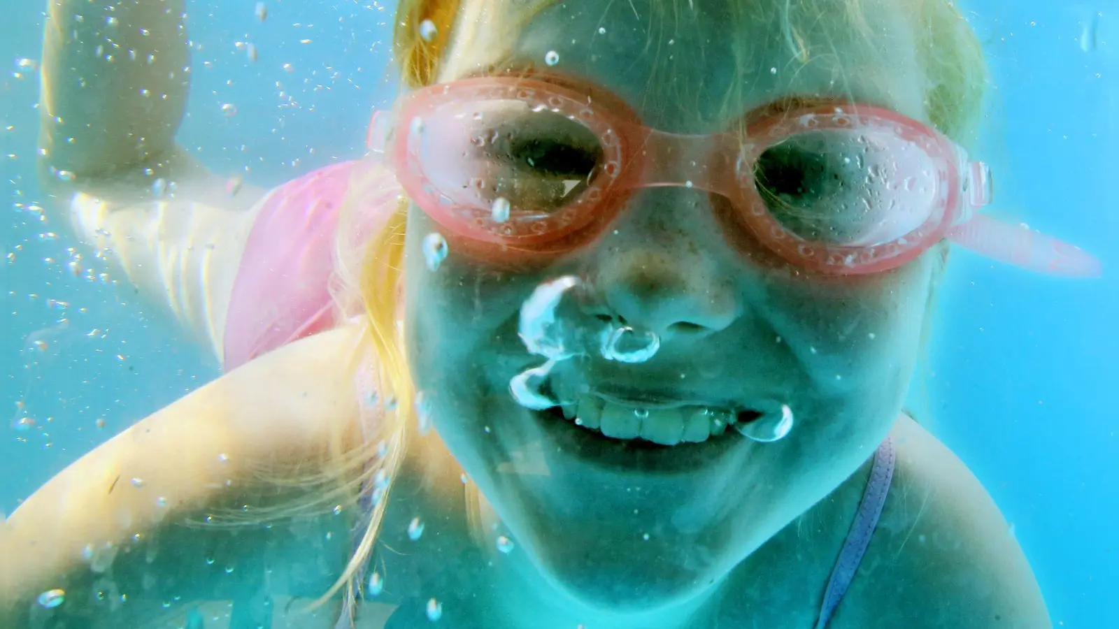 Macht vor allem in einem sauberen Pool Spaß: im Wasser planschen. (Foto: Roland Weihrauch/dpa/dpa-tmn)