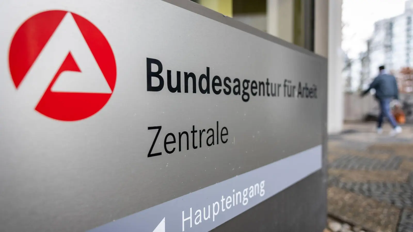 Die Zahl der Arbeitslosen in Deutschland ist im September wieder unter die Drei-Millionen-Grenze gefallen (Archivbild).  (Foto: Daniel Karmann/dpa)