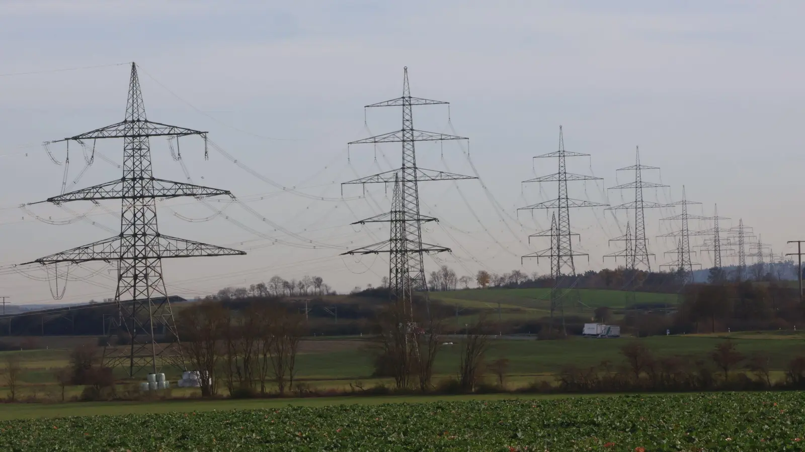 Die 360-Kilovolt-Leitungen des Übertragungsnetzes und die 110-Kilovolt-Leitungen des Verteilnetzes verlaufen hier bei Markt Bibart eine Strecke lang parallel, was vom Netzkonzern Tennet als gute Voraussetzung für ein Umspannwerk gesehen wird. (Archivbild: Andreas Reum)