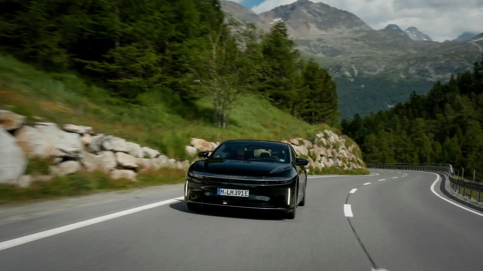 Das Elektroauto von Lucid auf der Fahrt durch die Alpen - mit einer Elektroladung kam es so weit wie noch kein anderes Auto auf den Straßen. (Foto: Dominic Fraser/Lucid Motors /dpa)
