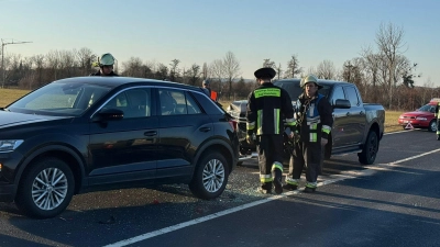 Die Hilfskrifte siind schon am Werk bei dem Unfall auf der Staatsstraße bei Bad Windsheim. (Symbolbild: Feuerwehr Bad Windsheim)