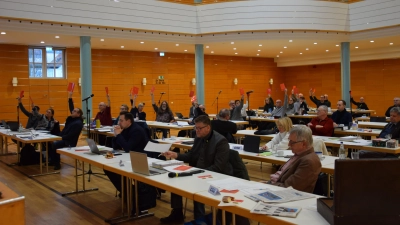 Ein gewohntes Bild am Donnerstag im Ansbacher Onoldiasaal: Den Großteil der vorgetragenen Anträge zum Haushalt für das nächste Jahr lehnten die Stadträtinnen und Stadträte ab. (Foto: Florian Schwab)