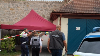 Über den im Hintergrund liegenden Holzsteg war der Polizist zurückgewichen, ehe er kurz nach dem Torbogen zur Altstadt den Schuss auf den Angreifer abgab. (Foto: Markus Weinzierl)