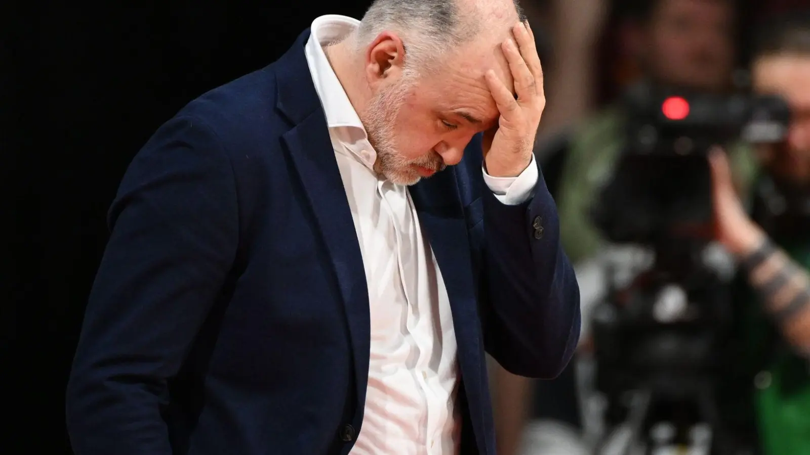 Bayern-Trainer Pablo Laso. Seine Mannschaft kassierte in Istanbul eine deutliche Niederlage in der Euroleague. (Foto: Angelika Warmuth/dpa/Archivbild)