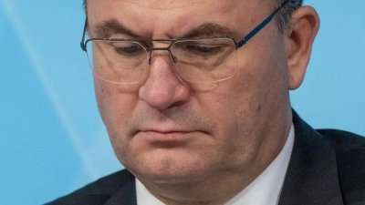 Der Job des bayerischen Finanzministers ist infolge der mauen Wirtschaftslage und eingebrochenen Steuereinnahmen derzeit definitiv nicht einfach. Auch die Mai-Steuerschätzung ist kein Grund zur Freude für Albert Füracker (CSU). (Archivbild) (Foto: Peter Kneffel/dpa)