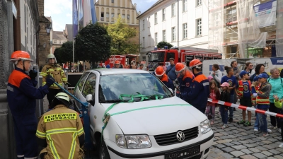 Eine Übung der Nachwuchs-Einsatzkräfte beim Tag der Feuerwehr 2023: Viele sahen zu, als die jungen Menschen an diesem Autowrack auf dem Montgelasplatz zeigten, was in ihnen steckt. (Archivfoto: Oliver Herbst)