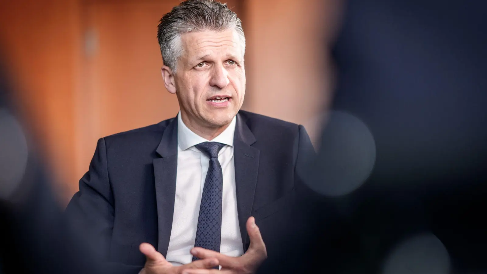 Thorsten Frei (CDU), Chef des Bundeskanzleramts und Bundesminister für besondere Aufgaben, aufgenommen bei einem Interview mit der dpa Deutsche Presse-Agentur GmbH in seinem Büro im Kanzleramt. (zu dpa: «Frei will BND stärken und Sicherheitsstrategie überarbeiten») (Foto: Michael Kappeler)