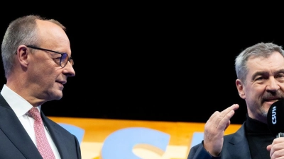 Von den CSU-Delegierten wird Kanzler Friedrich Merz (CDU) in München herzlich empfangen. (Foto: Sven Hoppe/dpa)