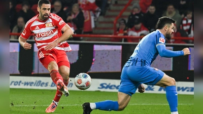 Rani Khedira (l) avancierte erneut zum Matchwinner für Union Berlin. (Foto: Soeren Stache/dpa)