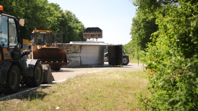 Die Bergung des umgekippten Anhängers gestaltet sich aufwändig. Mehrere Radlader waren dazu im Einsatz. (Foto: NEWS5 / Markus Zahn)