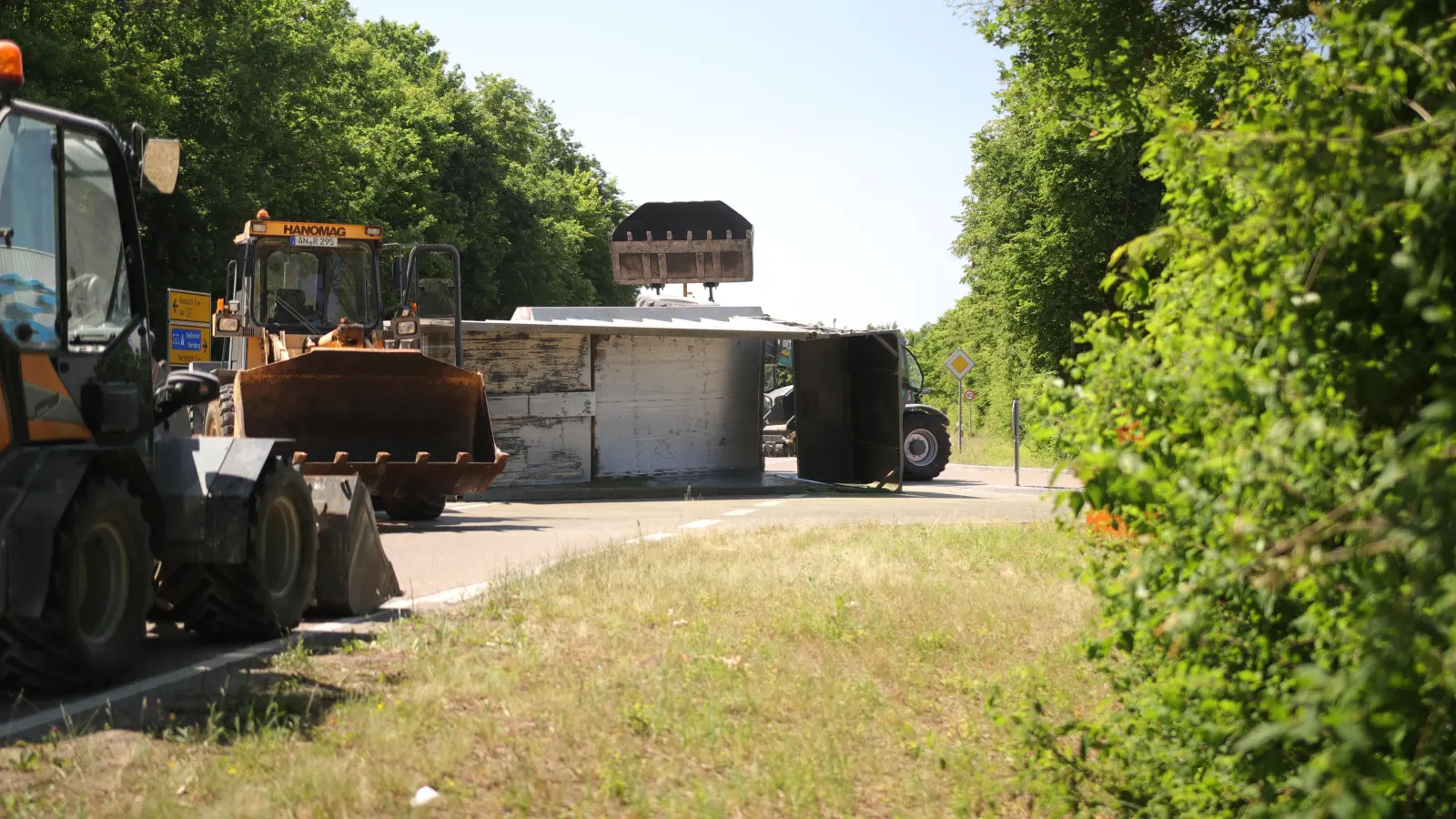 Die Bergung des umgekippten Anhängers gestaltet sich aufwändig. Mehrere Radlader waren dazu im Einsatz. (Foto: NEWS5 / Markus Zahn)