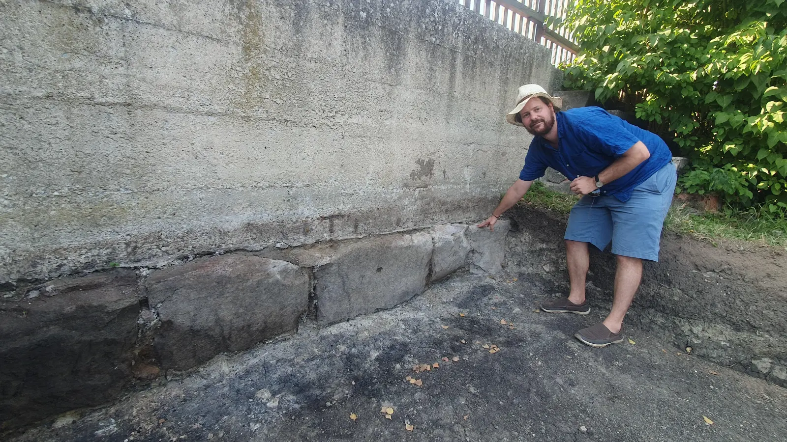 Bei Grabungen auf einem Grundstück am Schwedenwall stieß das Archäologie-Team auf Reste der originalen Stadtmauer. Dr. Christoph Lobinger erklärt die Details. (Foto: Anna Franck)