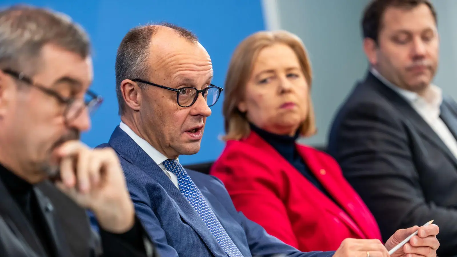 Die Koalitionsspitzen präsentieren nach nächtlichen Beratungen Ergebnisse.  (Foto: Michael Kappeler/dpa)